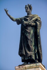mantua, italien - statue des lateinischen dichters vergil - 757275608