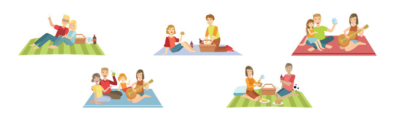 Obraz premium People Character Have Picnic in Park Sitting and Eating Vector Set
