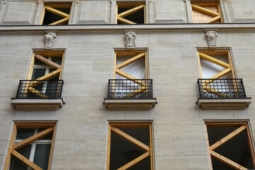 Fenêtres étayées dans un immeuble en rénovation