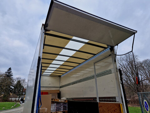 is a very robust medium-duty column lift with a long foldable platform, suitable for handling pallets with a pallet jack. The folded platform can be lowered below the vehicle floor, allow, elevator 