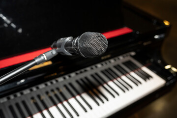 clavier de piano en arrière plan d'un micro pour chanter, piano bar