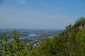 Fototapeta na wymiar FU 2022-04-18 Drachenfels 115 Blick über eine Landschaft mit Fluss
