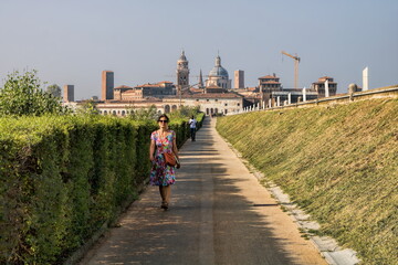 mantua, italien - via legnago mit panorama der altstadt