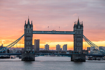 Obraz premium Tower Bridge in London against the background of a golden sunrise.