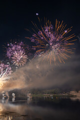 Feu d'artifice au dessus de la Loire à Blois