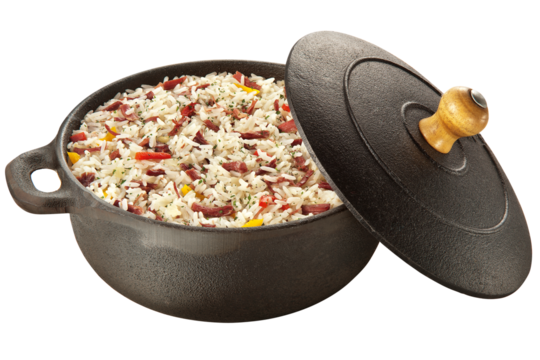 panela rústica com arroz carreteiro isolado em fundo transparente