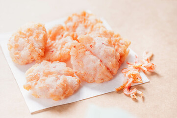 揚げ海老せんべい