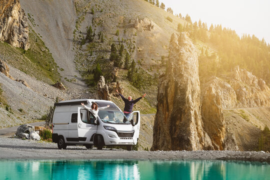 Road trip en camping car avec couple heureux en vacances en &eacute;t&eacute; dans les montagnes