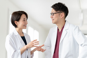 医療提供体制について検討する男女の医師