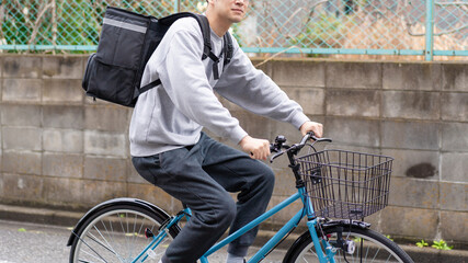 自転車でデリバリーをする男性