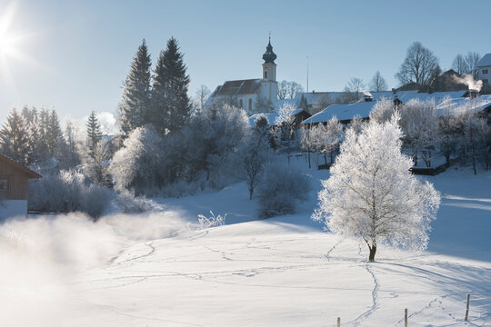 winterliche Morgenstimmung, Kirche in Wildsteig, Bayern, Deutschland
