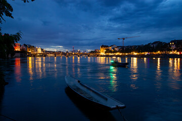 Nacht an der Rheinfähre in Basel - Stadtbild mit Licher und Spiegelungen im Wasser.
