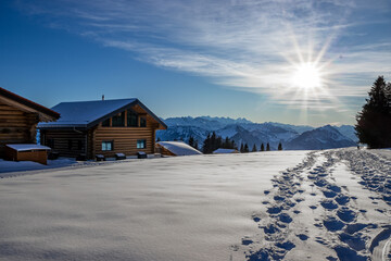 Winterlandschaft in den Schweizer Bergen - Skiferien im Chalet bei Tiefschnee und Sonne. - Rigi Scheidegg