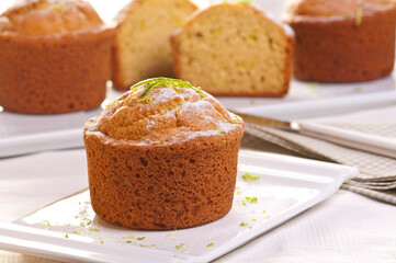 Bolo de laranja com raspas de limão
