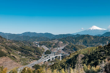 新東名高速道路の新清水JCTと富士山を静岡県から見る