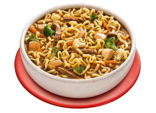 prato com macarr&atilde;o oriental yakisoba de legumes, carne bovina e carne de frango isolado em fundo transparente