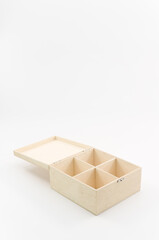 immagine primo piano di scatola in legno naturale aperta e vuota su sfondo bianco