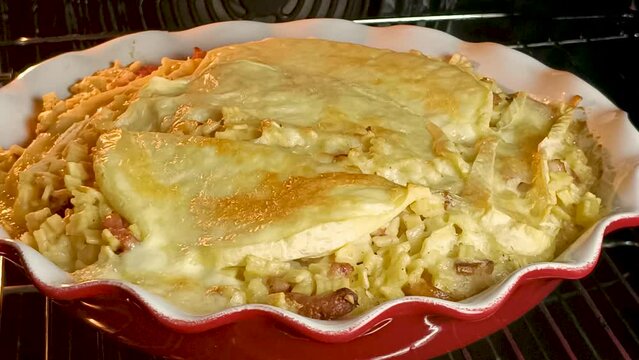 plat de croziflette, en gros plan, dans un four