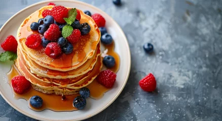 Schilderijen op glas Delicious Stack of Pancakes With Berries and Syrup © yganko