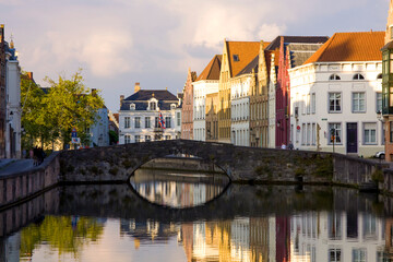Naklejka premium Centre ville de Bruges en Belgique avec vue sur un canal