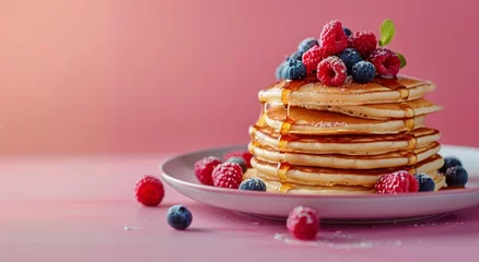 Schilderijen op glas Stack of Pancakes Topped With Berries and Syrup © yganko
