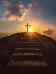 Ein Kreuz auf einem Hügel im Sonnenuntergang oder Sonnenaufgang
