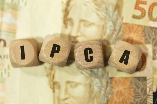 IPCA. A abreviatura IPCA para &Iacute;ndice Nacional de Pre&ccedil;os ao Consumidor Amplo escrita em dados de madeira na linguagem Portugu&ecirc;s do Brasil. 