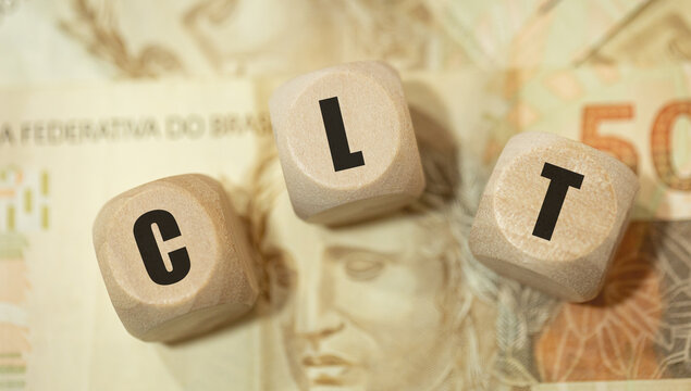 A abrevia&ccedil;&atilde;o CLT para Consolida&ccedil;&atilde;o das Leis do Trabalho escrita em dados de madeira na linguagem Portugu&ecirc;s do Brasil. Direito do Trabalho. Empregado. 
