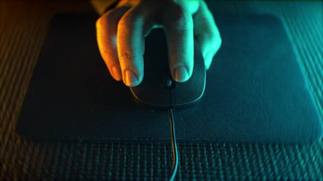 Mueve el mouse con la mano, haz clic con los dedos y mueve la rueda. Luces de ne&oacute;n, verdes y naranjas iluminan la imagen de lado a lado. Efecto cyberpunk.