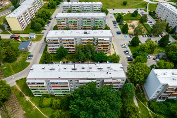 Bloki mieszkalne, osiedle widziane z góry. Widok z drona.