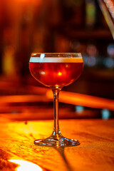 Cocktail preparato su set con luci calde e varie preparazioni