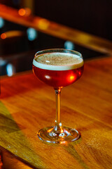 Cocktail preparato su set con luci calde e varie preparazioni