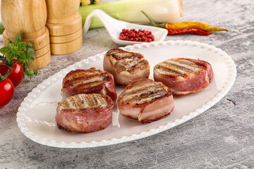 Grilled pork tenderloin with bacon