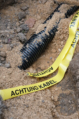 Warnband Achtung Kabel in einer Baugrube, Deutschland