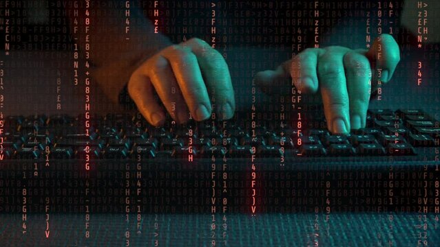 Primer plano de las manos escribiendo en el teclado. Luces de ne&oacute;n verdes y naranjas iluminan los laterales. Letras rojizas tipo matrix cayendo por la pantalla Cyberpunk. 60 fps.