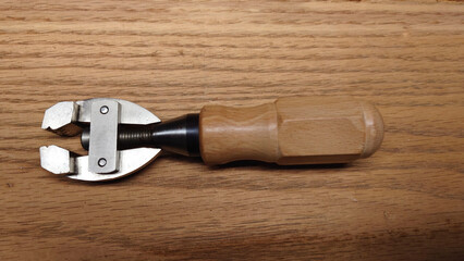 hand-held vise with beechwood wooden handle