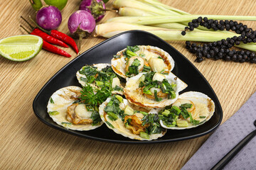 Grilled scallops with green onion