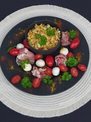 Rührei mit Schinken, Tomaten und Mozzarella