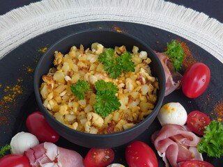 Rührei mit Schinken, Tomaten und Mozzarella