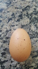 Um ovo de galinha sobre mármore.