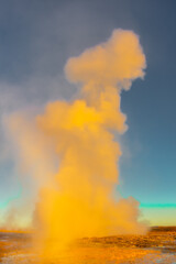 Obraz premium Stokkur geyser spectacular eruption in front of the sun , Iceland
