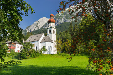 Kirche St. Martin, Vogelbeerbaum, Gnadenwald, Halltaler Kette, Tirol, Österreich