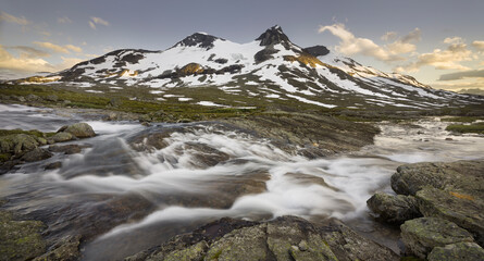 Obraz premium Rauddalstindane, Fluss Storutla, Gravdalen, Jotunheimen Nationalpark, Sogn og Fjordane, Norwegen