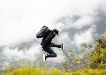 Turista con gorra y mochila Saltando hacia lo Desconocido Aventura en la Naturaleza, concepto de...