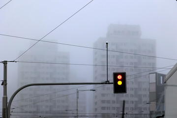 Mgła w mieście słaba widoczność na drodze.  - obrazy, fototapety, plakaty