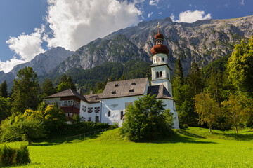 Fototapeta na wymiar Kirche St. Martin, Gnadenwald, Halltaler Kette, Tirol, Österreich