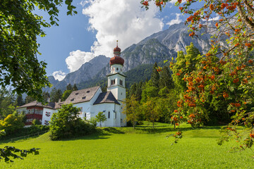 Kirche St. Martin, Vogelbeerbaum, Gnadenwald, Halltaler Kette, Tirol, Österreich