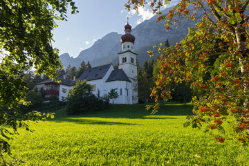 Kirche St. Martin, Vogelbeerbaum, Gnadenwald, Halltaler Kette, Tirol, Österreich