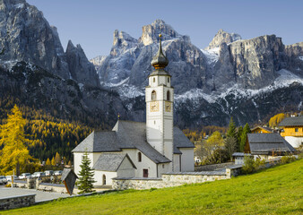 Fototapeta na wymiar Colfosco Kirche, Sella, Südtirol, Alto Adige, Dolomiten, Italien