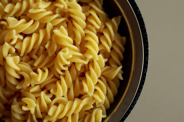 pasta fusilli cocida en agua hirviendo